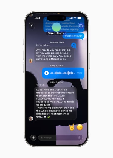 liquid glass in the messages app in ios 26