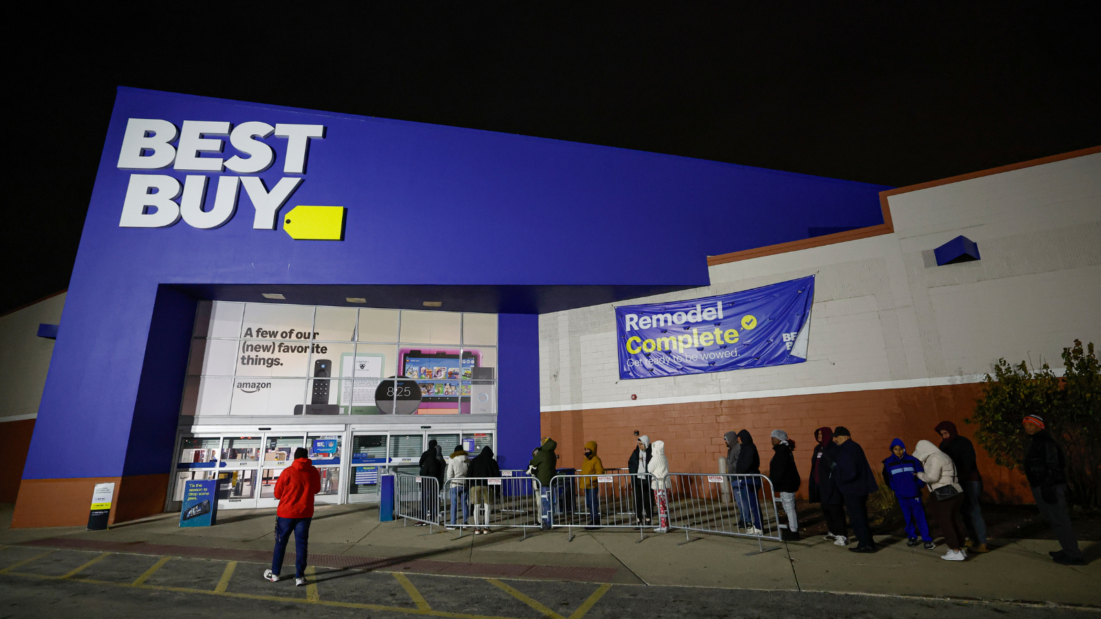 shoppers lining up outside a best buy store on black friday
