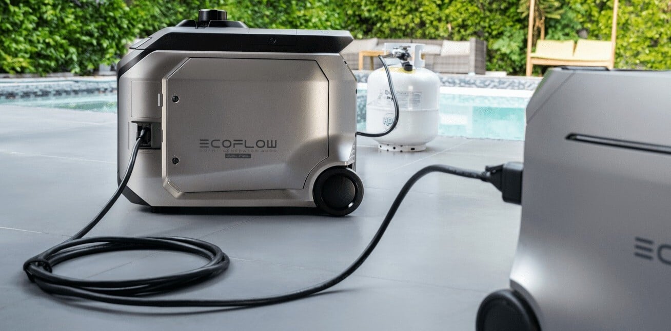 the ecoflow Smart Generator 4000 powering up a delta portable power station while attached to a propane tank