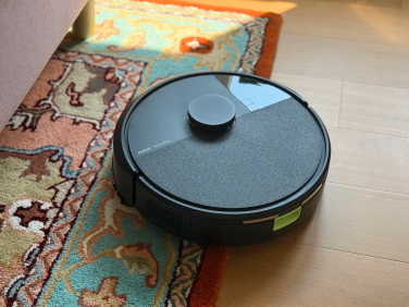 iRobot Roomba 105 robot vacuum cleaning rug