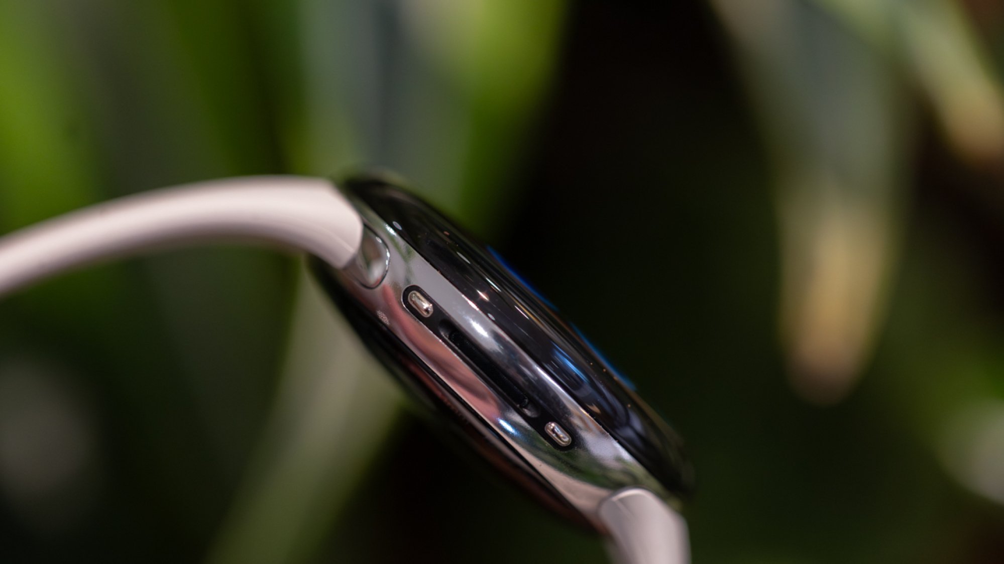 side view of pixel watch 4