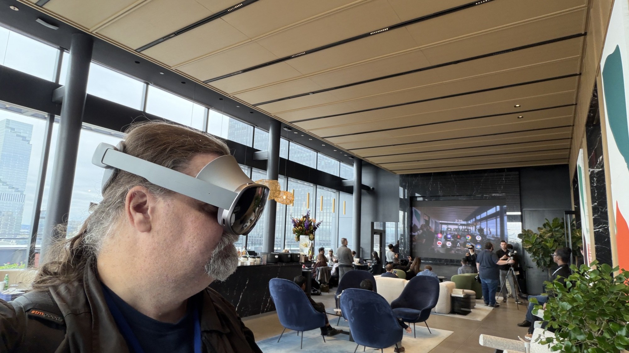 journalist adam doud testing galaxy xr headset