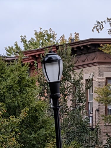 The same light pole, taken with 20x zoom.