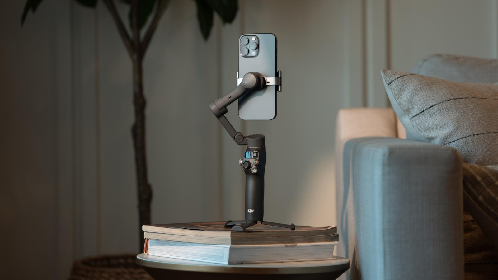 the dji osmo mobile 8 holding up a smartphone