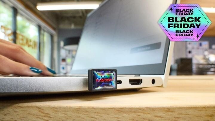 a person uses the SanDisk Extreme Fit USB-C flash drive in a computer that's sitting on a desk