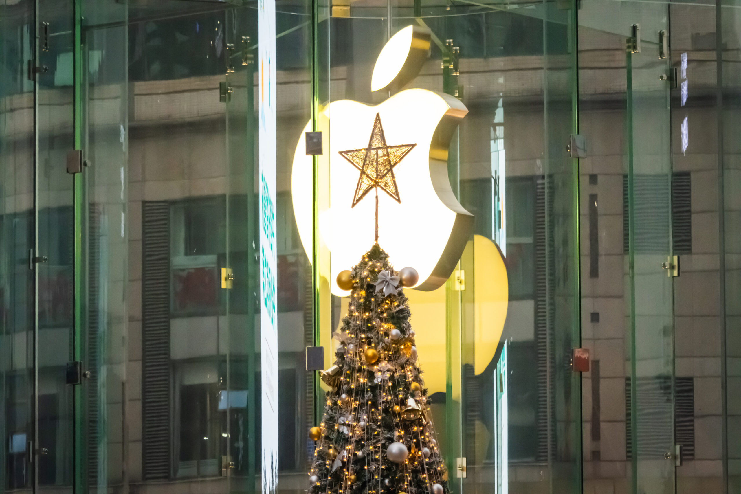 Apple logo behind Christmas tree
