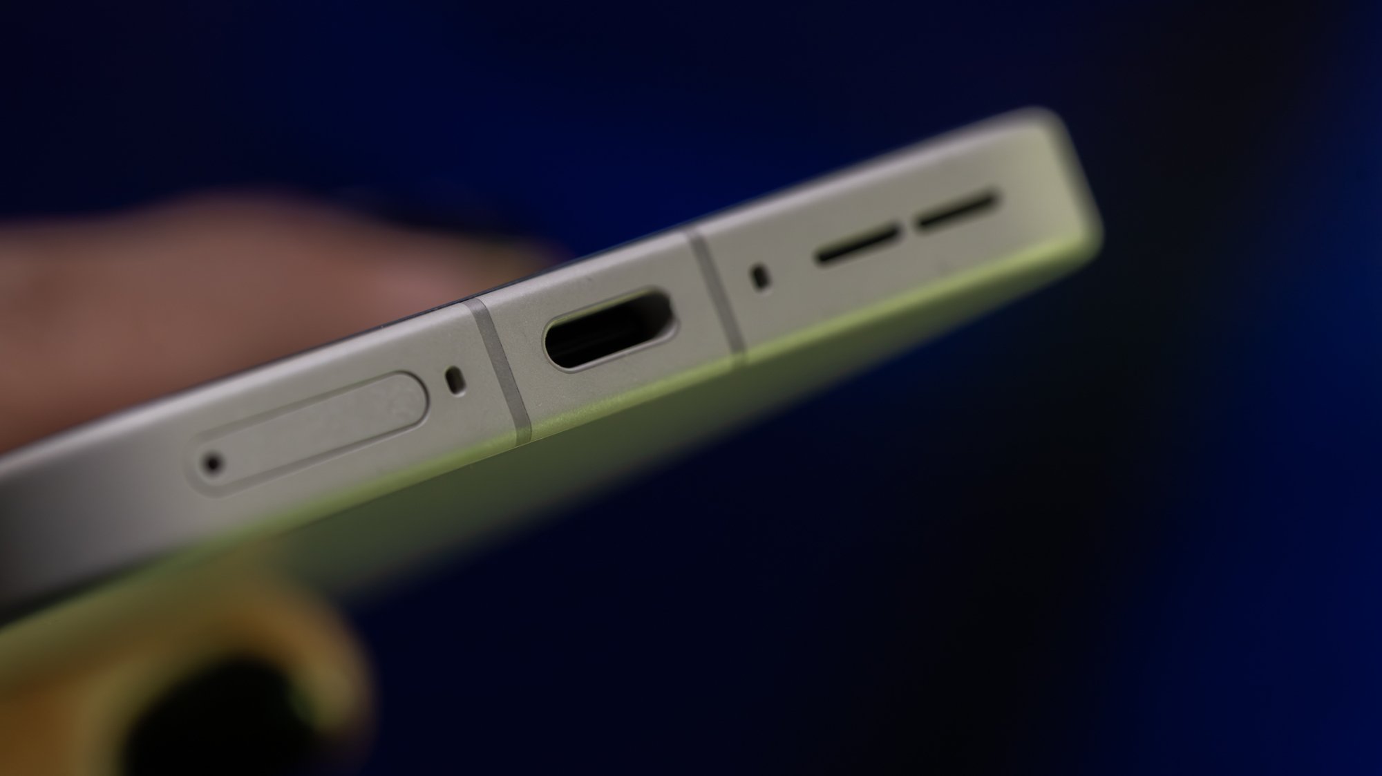 OnePlus 15 USB-C port