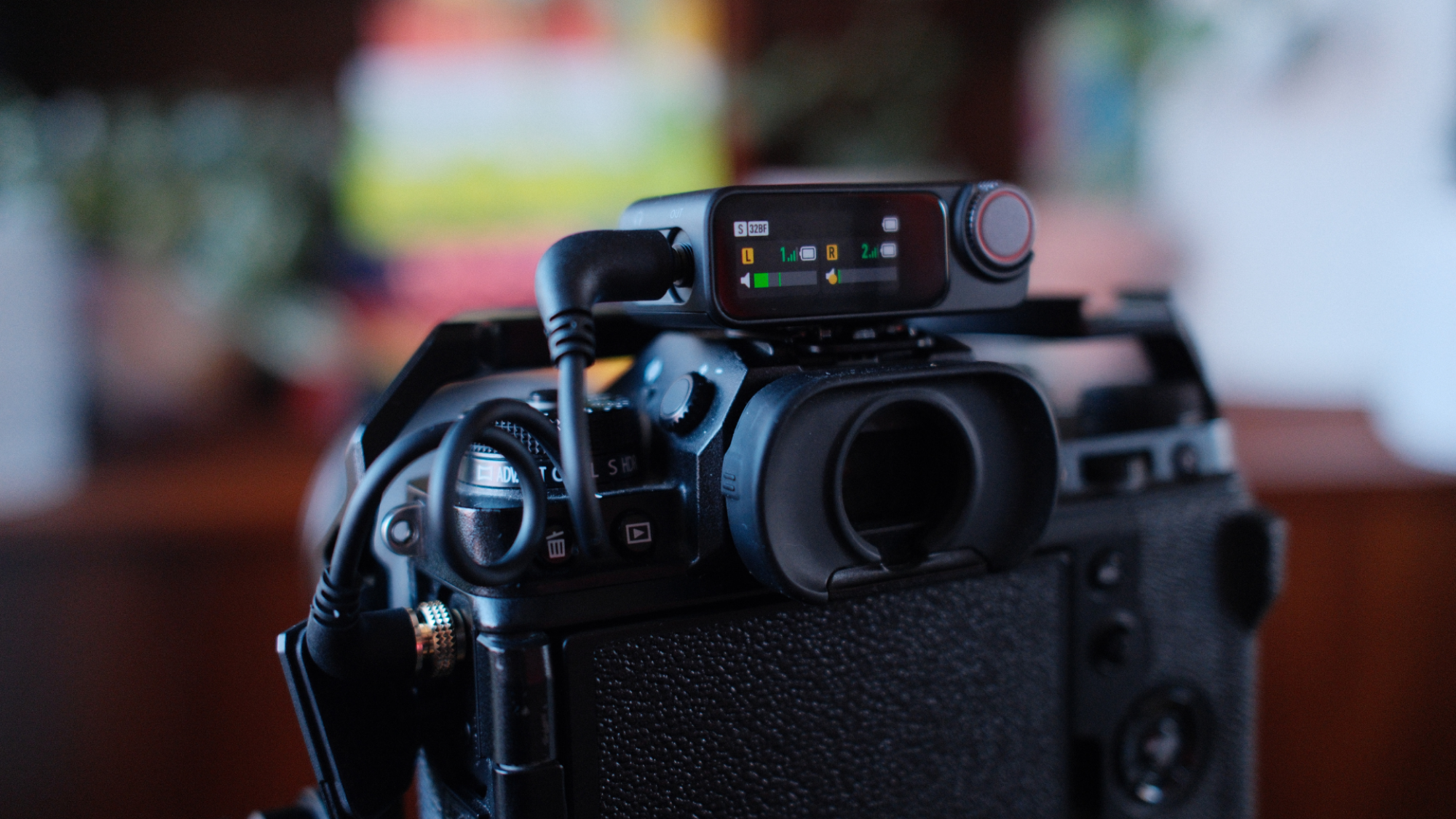 A close up of the DJI Mic 3's reciever attached to a Fujifilm XT4.