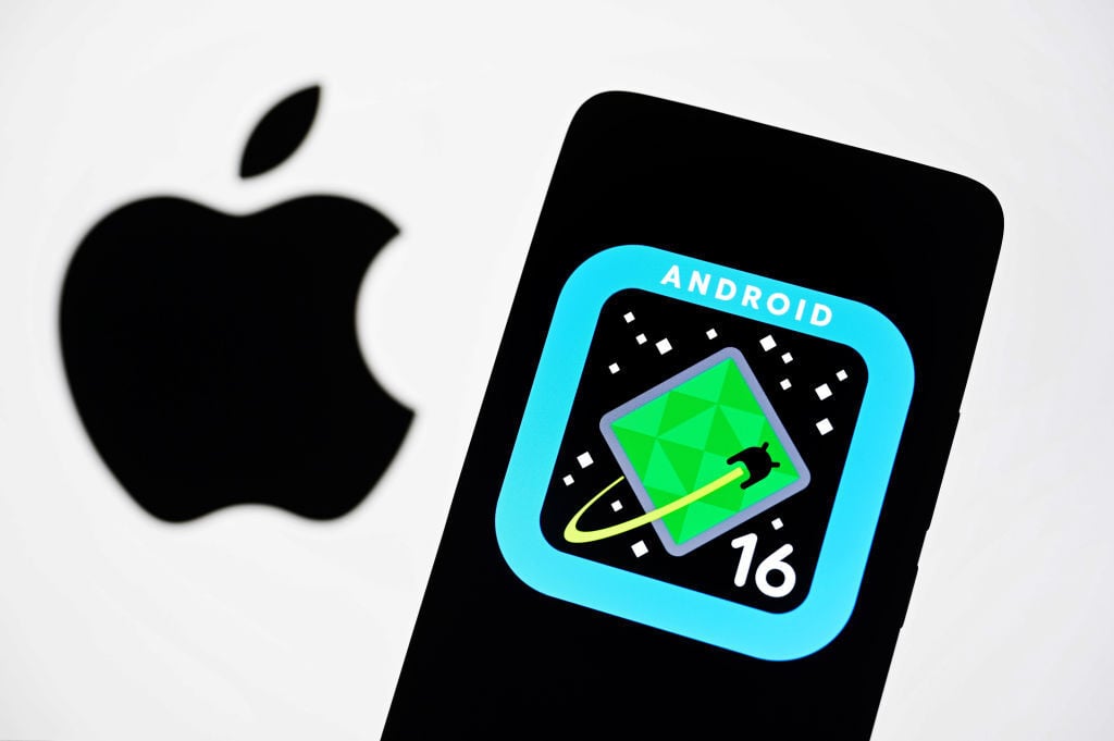 Android logo in front of Apple logo