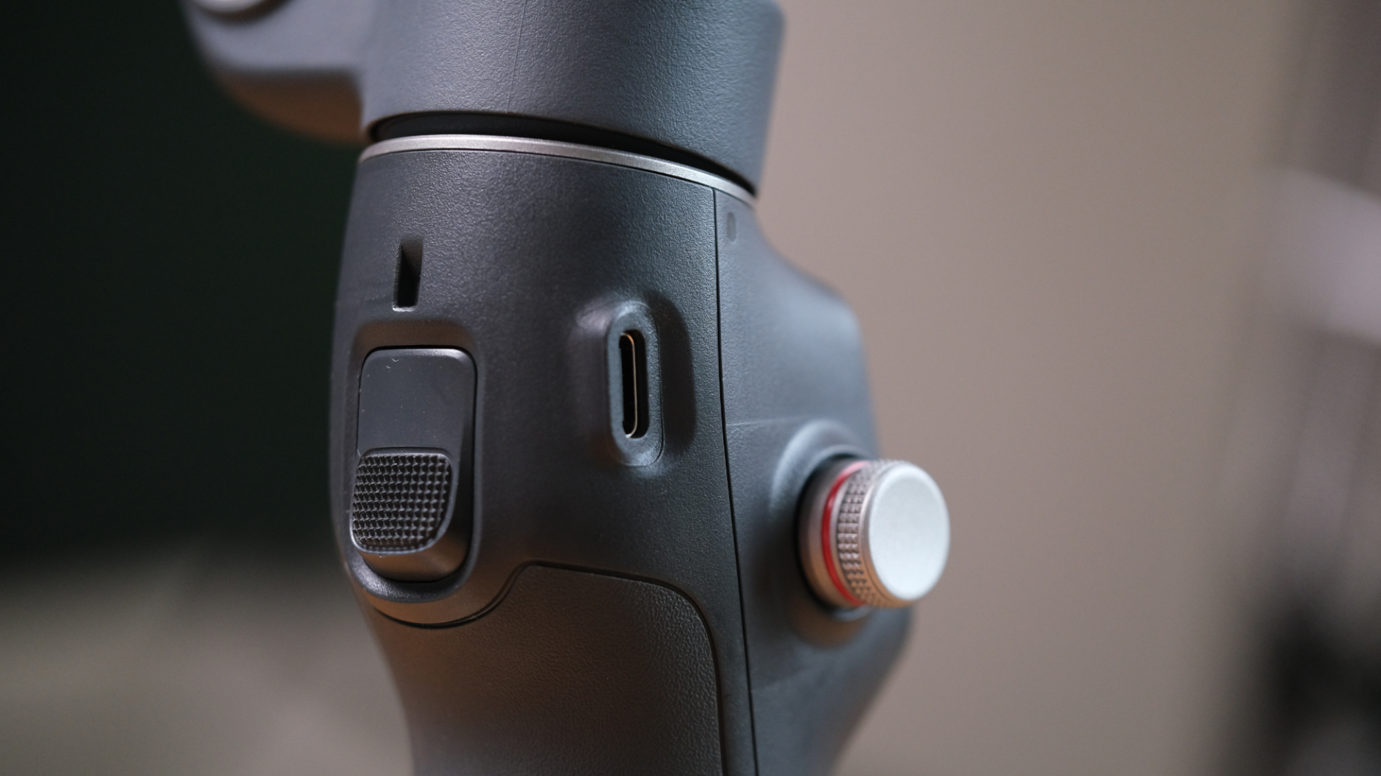A close up of the buttons on the DJI Osmo Mobile 8.