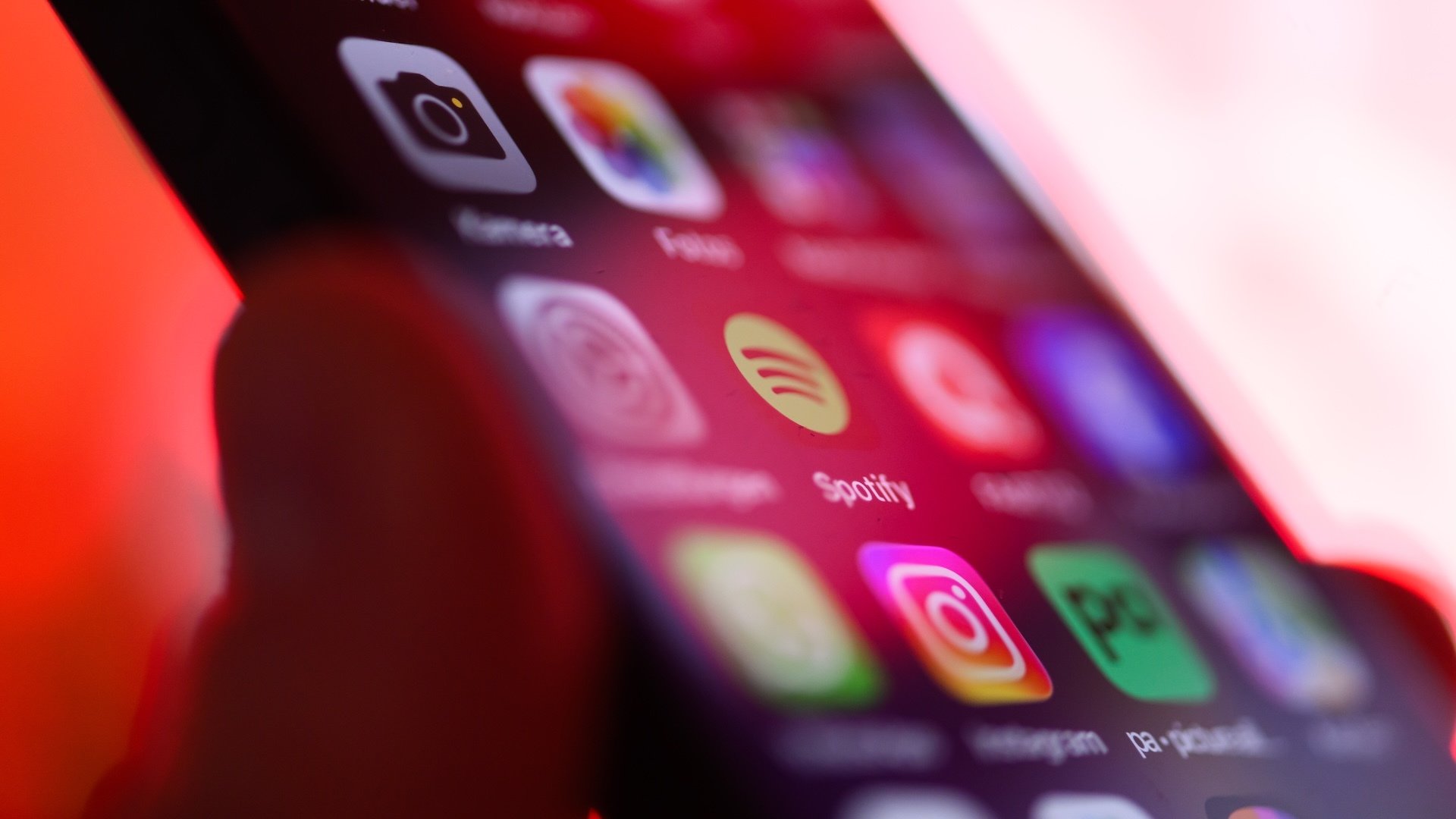 The app of the music streaming provider Spotify can be seen on a smartphone.