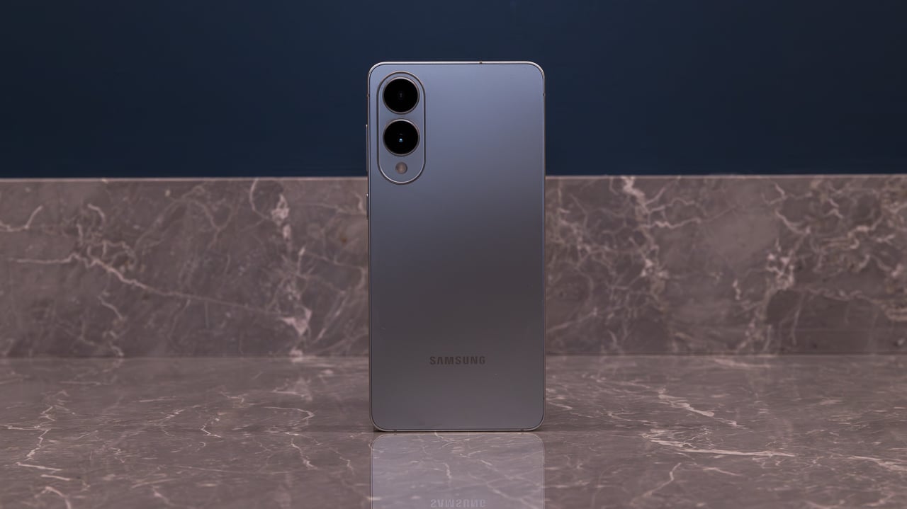 samsung galaxy s25 edge on marble counter