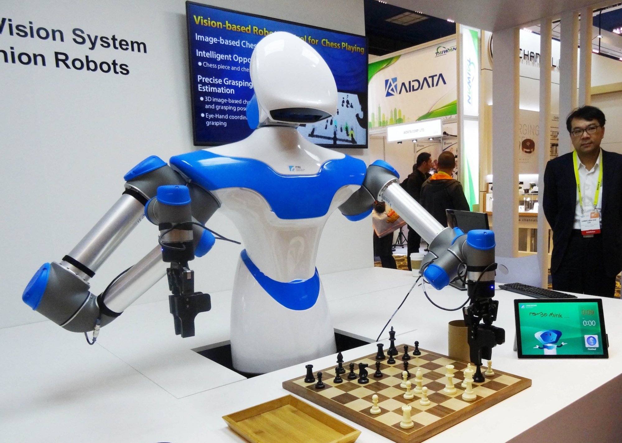 A robot with long arms and a chessboard