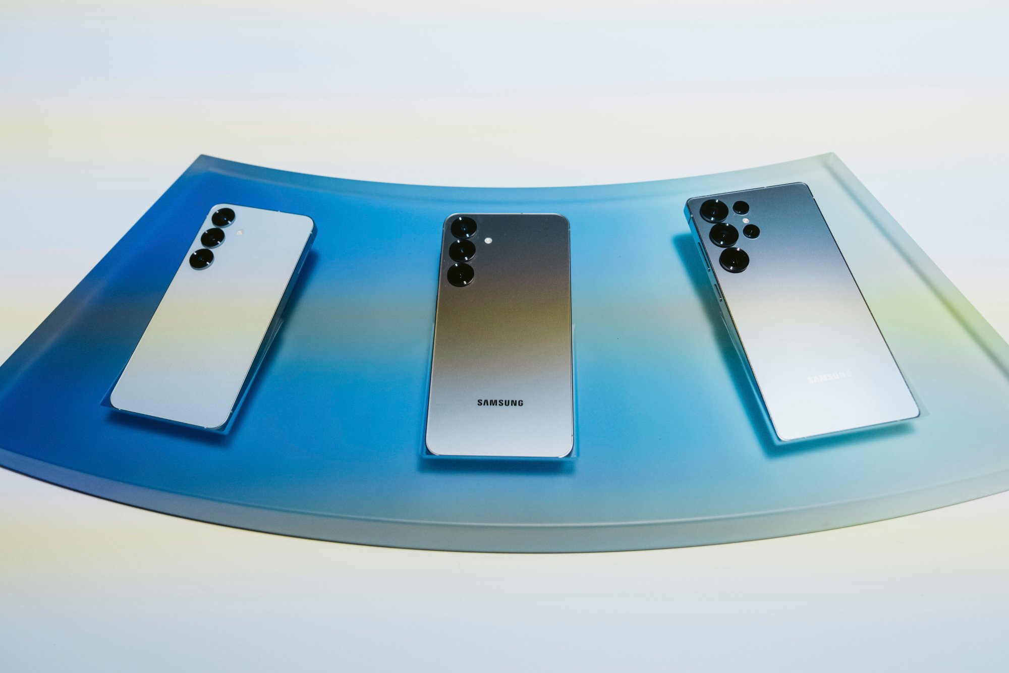 the samsung galaxy s25 phones on display