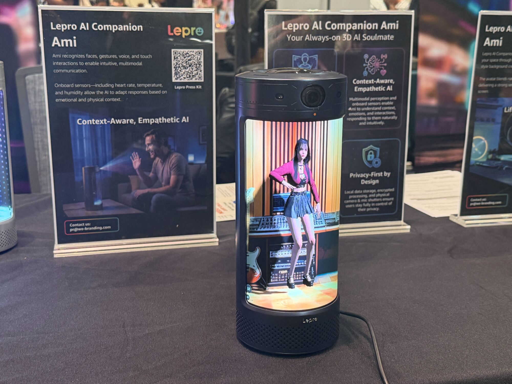 Cylinder with 3D model inside