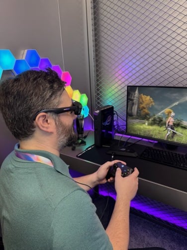 playing with the xreal rog r1 gaming glasses