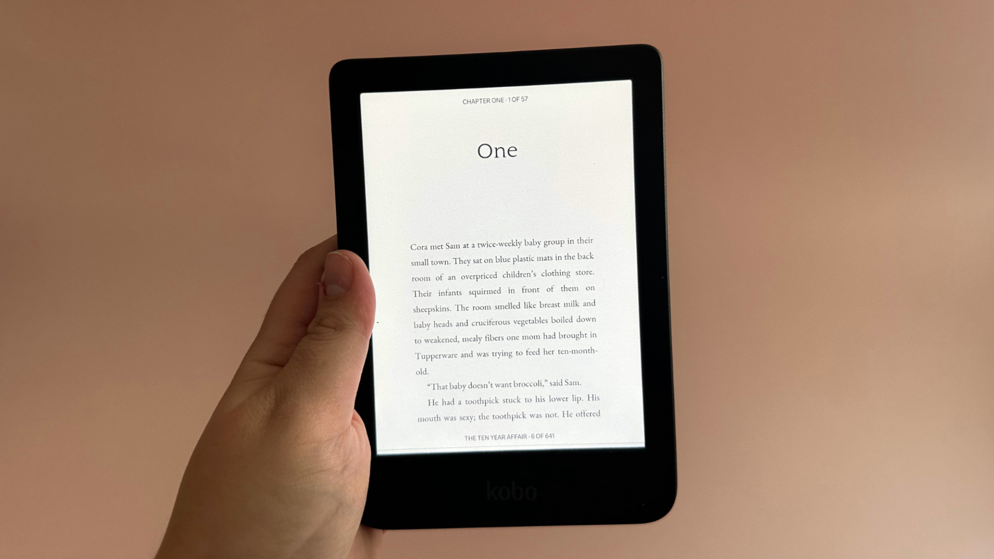 A hand holding up the Kobo Clara Colour