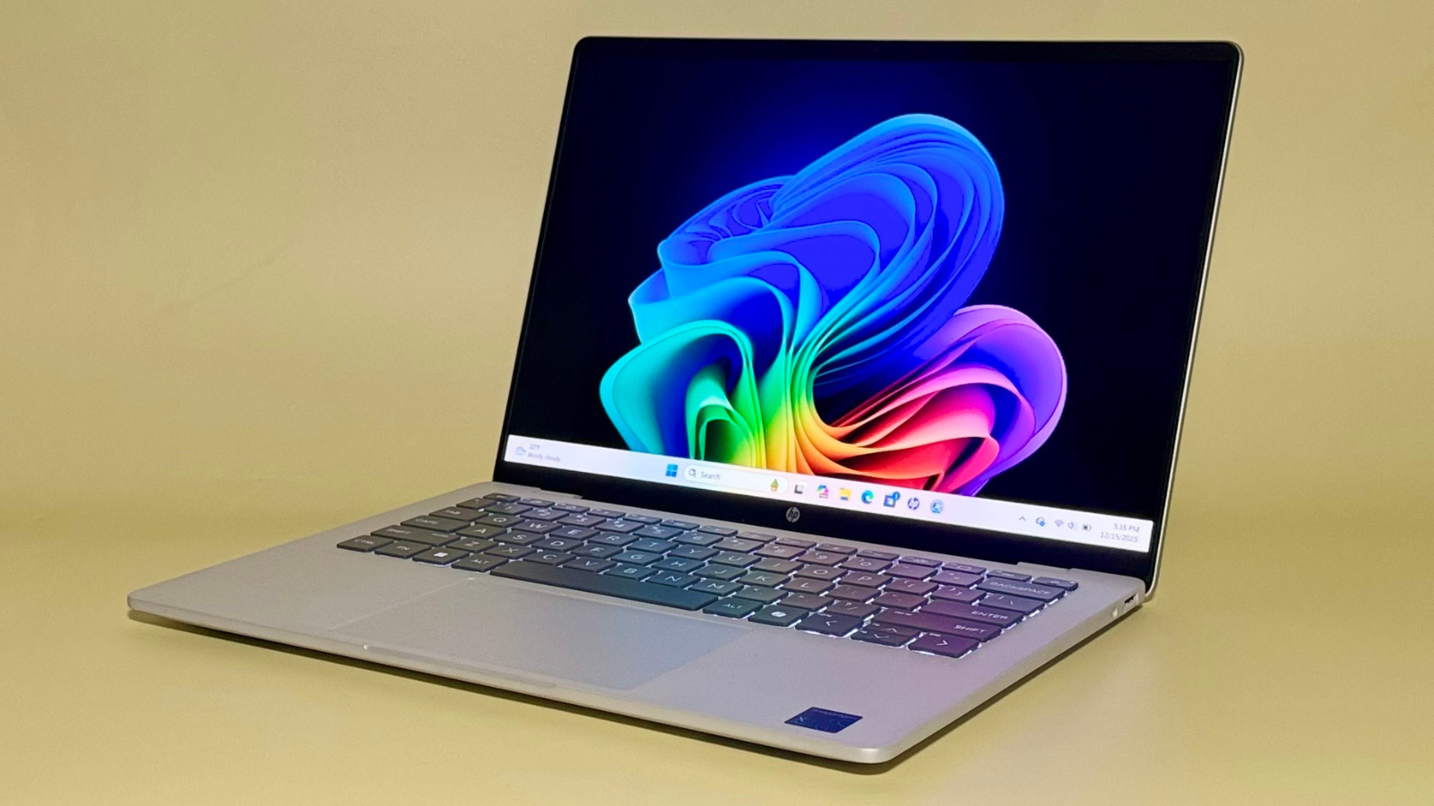 the hp omnibook 5 14 against a yellow background