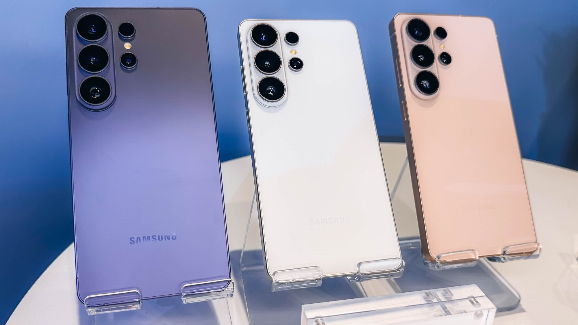 samsung galaxy s26 ultra phones on display.