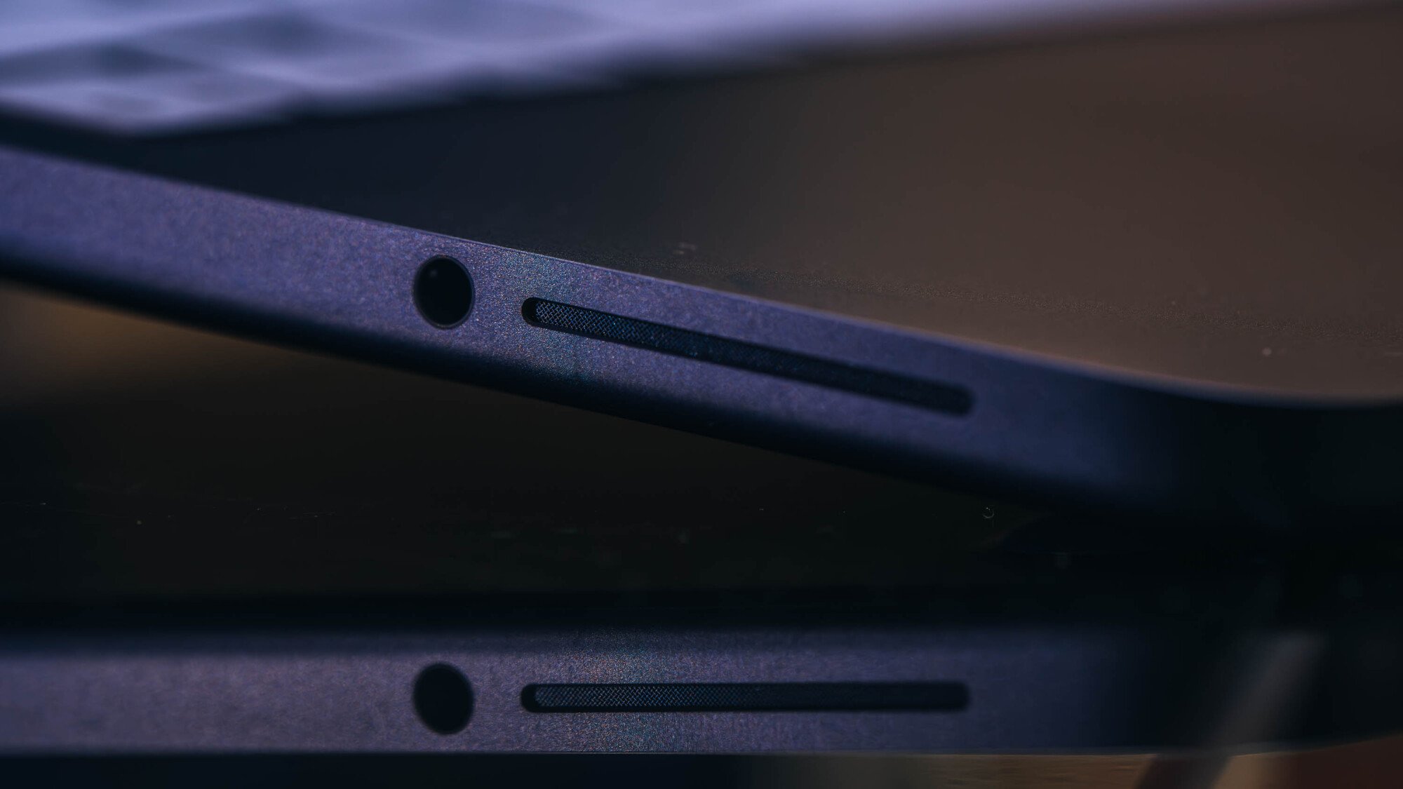 macbook neo side speakers and headphones jack