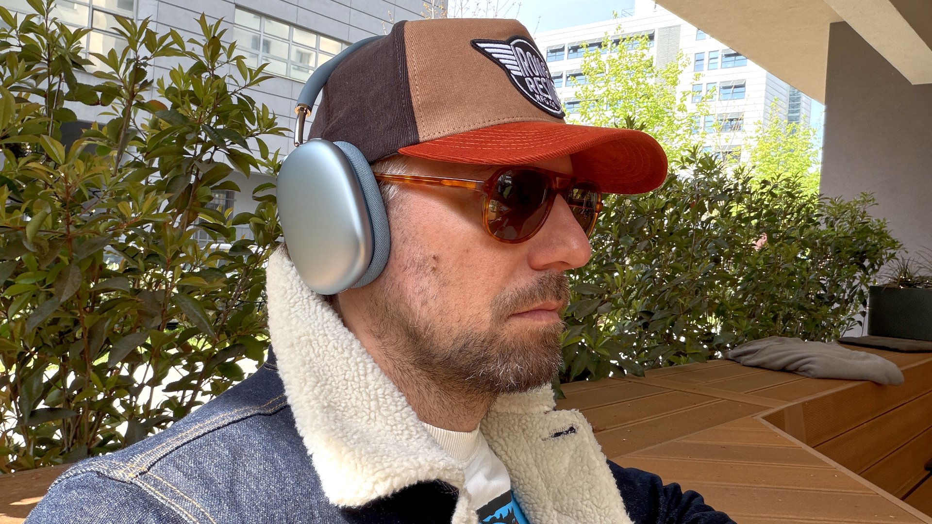 journalist stan schroeder wearing apple AirPods Max 2