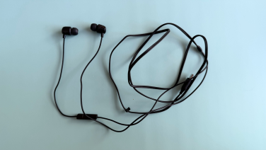 A pair of Skullcandy Set earbuds
