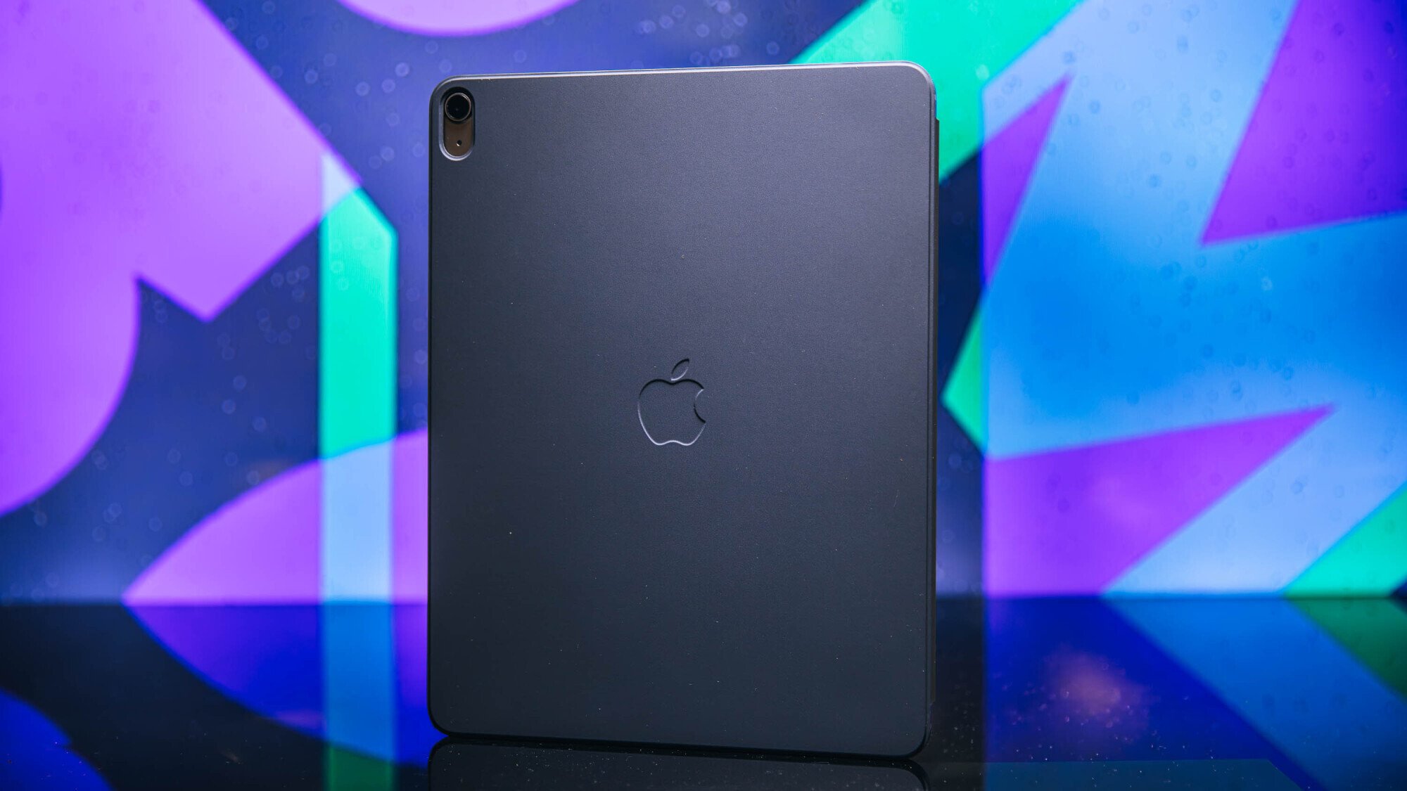 back of m4 ipad air with apple logo and camera