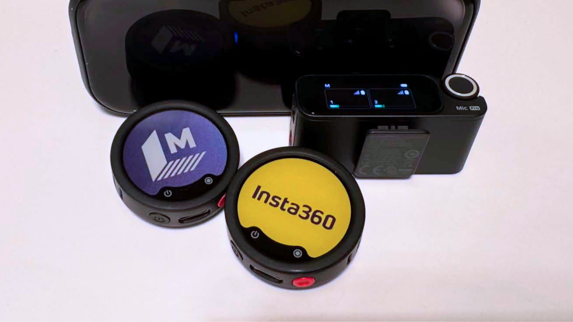 Insta360 Mic Pro with customizable display showing mashable logo