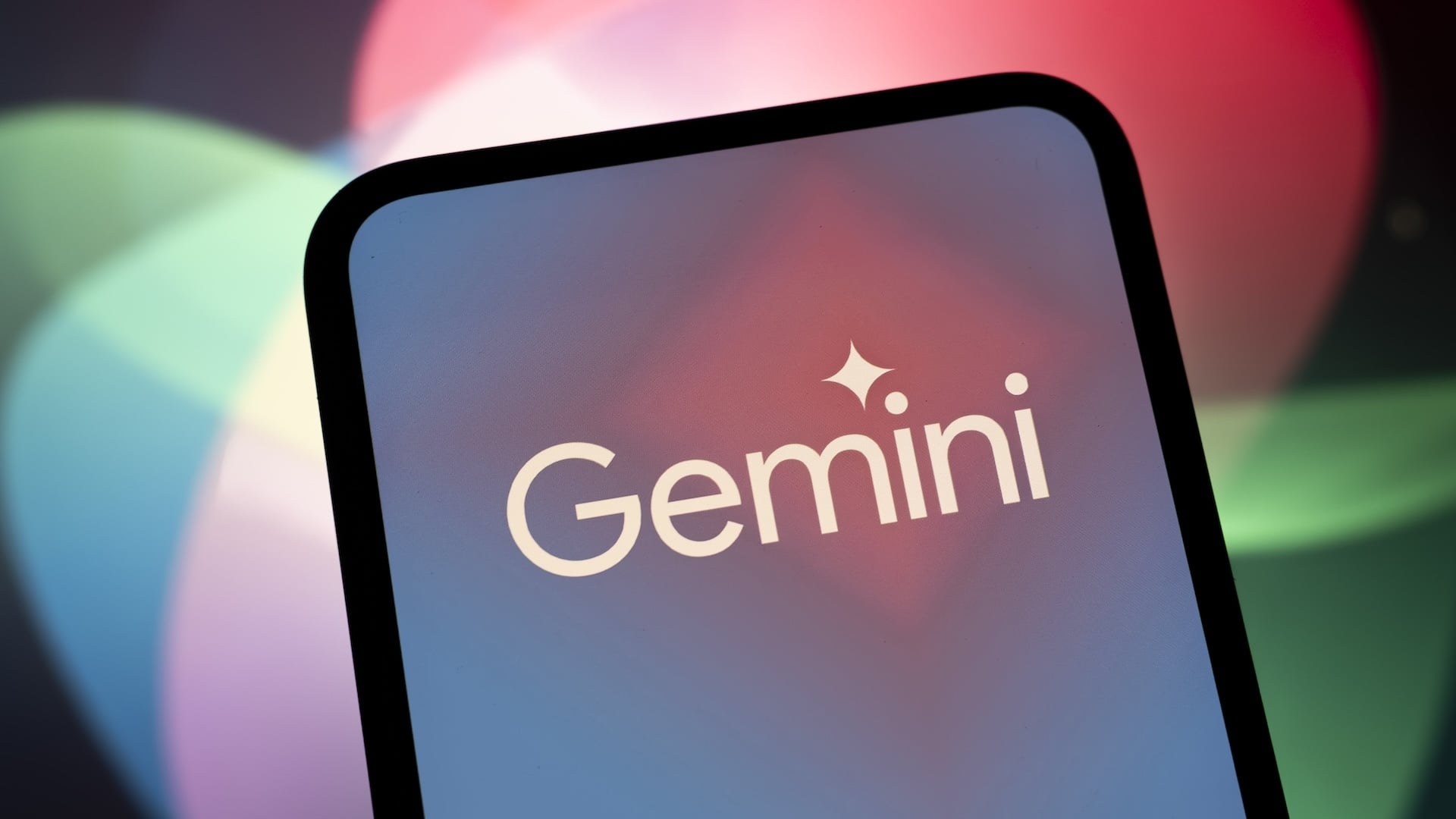 The Gemini logo appears on a smartphone screen with the Siri logo in the background.
