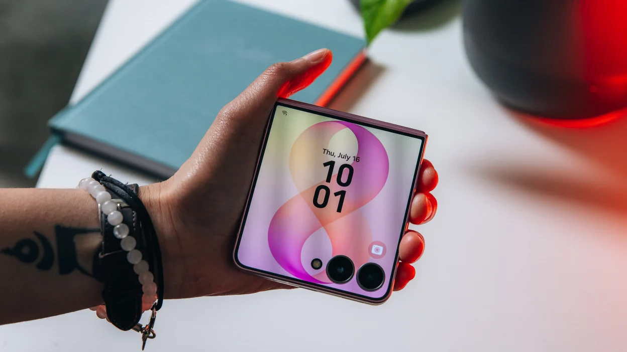 a person's hand holding the samung galaxy z flip 8
