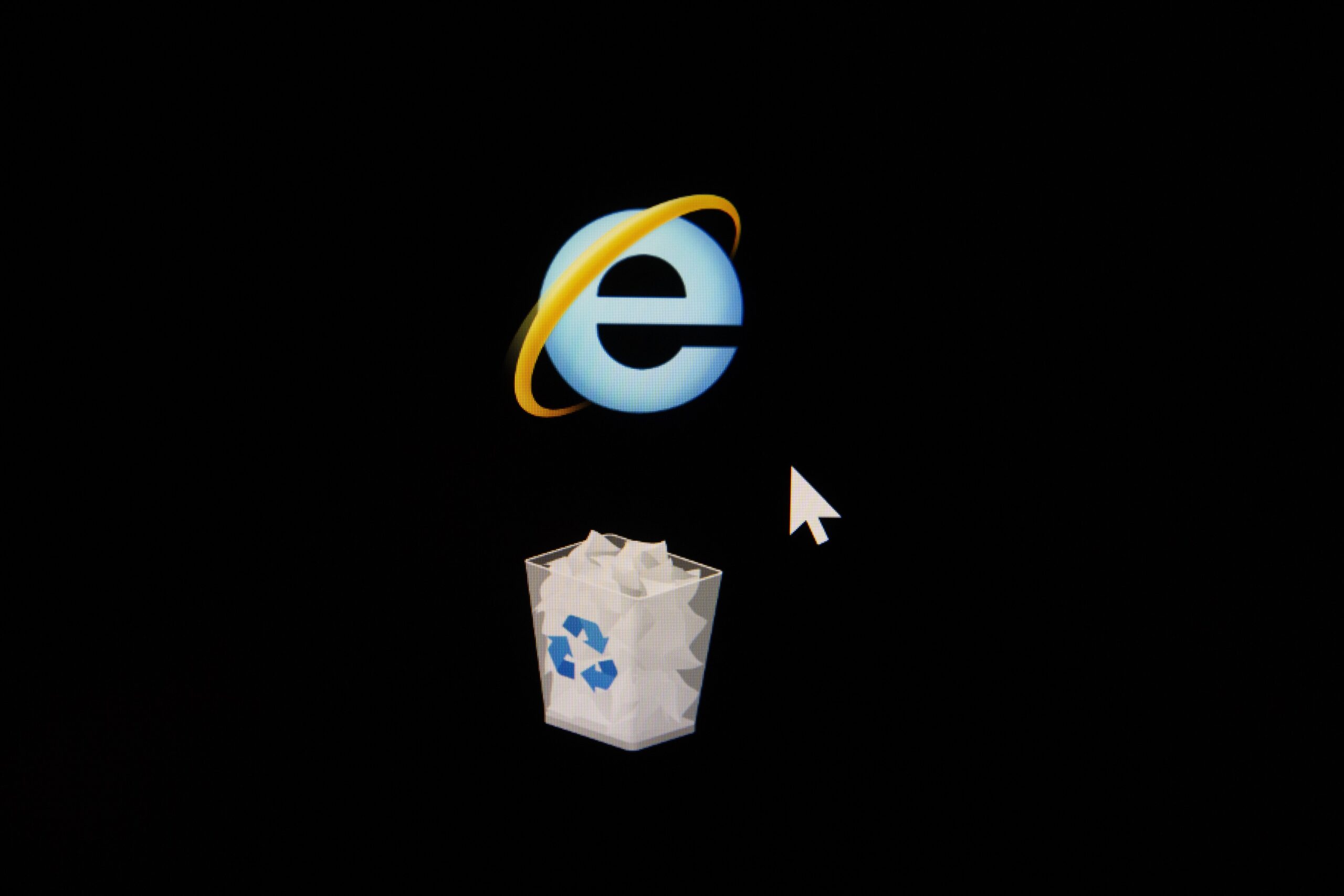 the logos of Internet explorer and My Computer are seen on a screen 