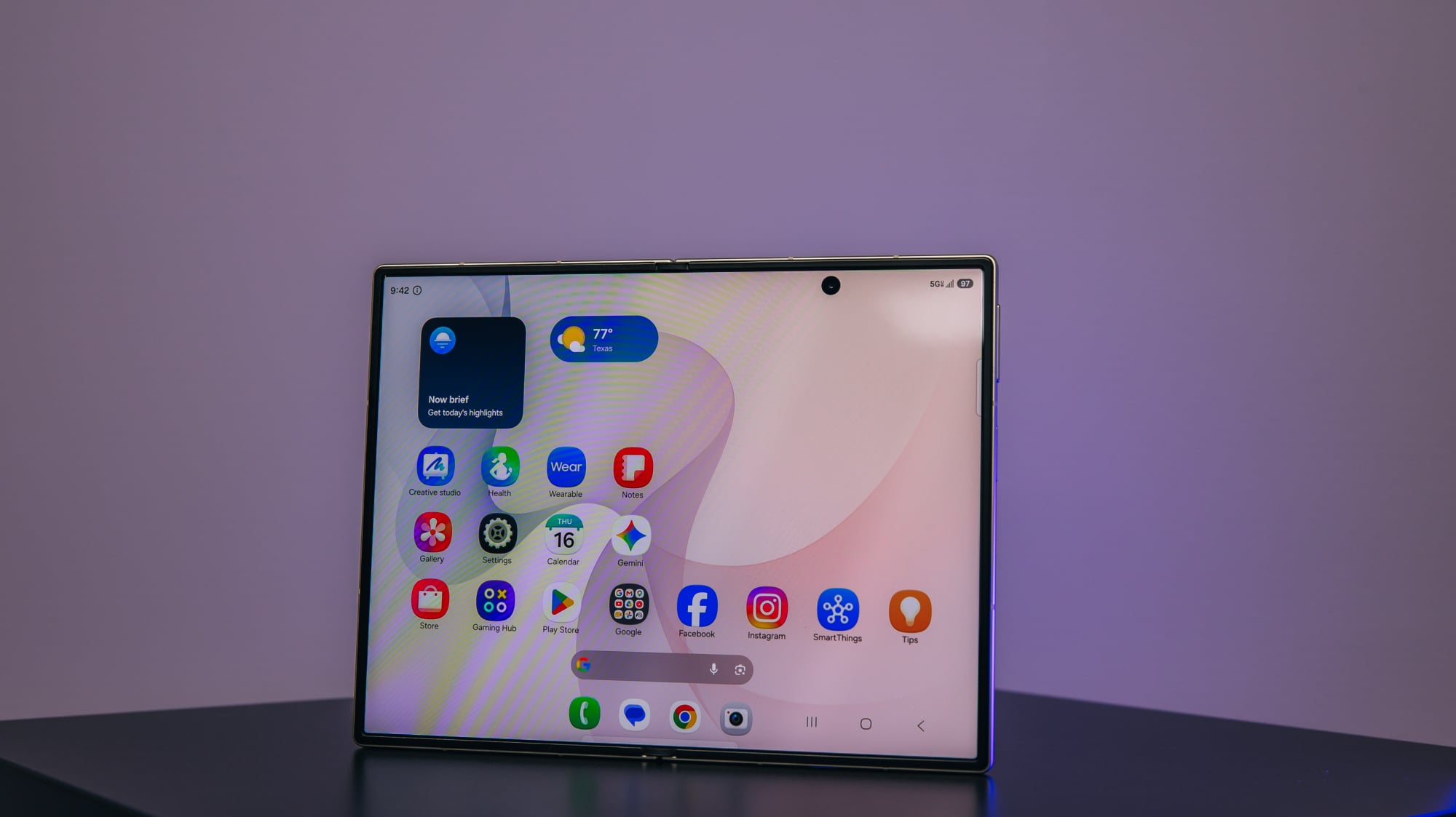 the home screen on the galaxy z fold8 inner display